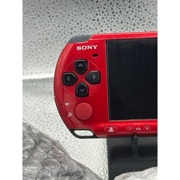 Red and black psp 3000 w/charger & new battery - Picture 2 of 7